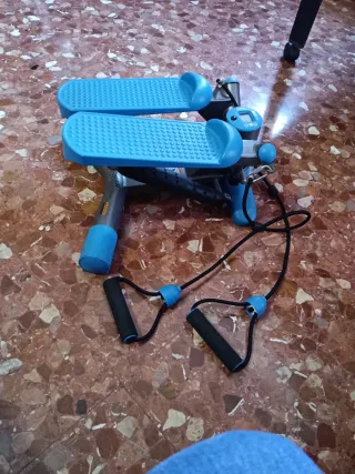 Aparato de gimnasia con pedales y bandas