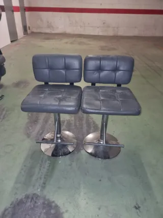 Dos taburetes  plateados