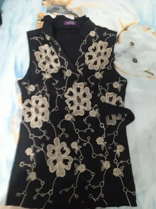 Camisa sin mangas bordada floral
