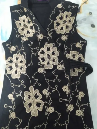 Camisa sin mangas bordada floral