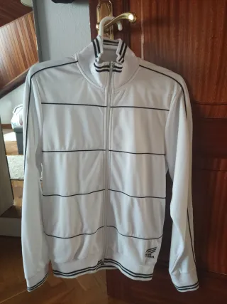 Chaqueta deportiva Bershka blanca