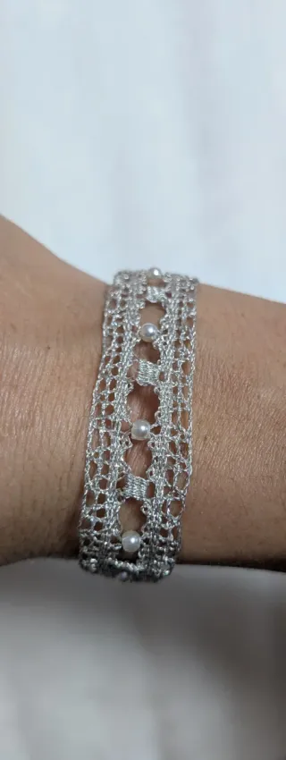 Pulsera de encaje y perlas hecha a mano