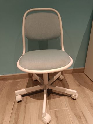 Silla de oficina gris y blanca
