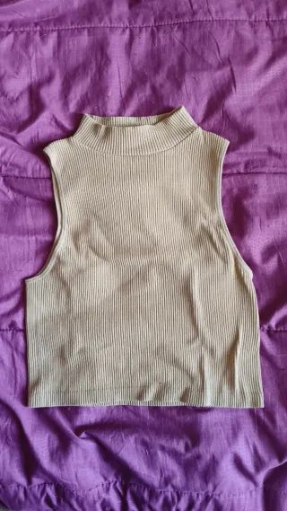 Top smanicato collo alto beige