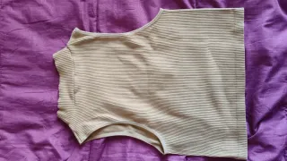 Top smanicato collo alto beige