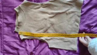 Top smanicato collo alto beige