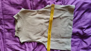 Top smanicato collo alto beige