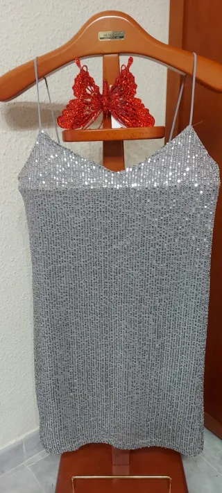 Vestido de fiesta plateado con lentejuelas