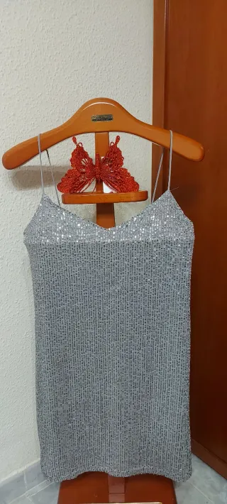Vestido de fiesta plateado con lentejuelas