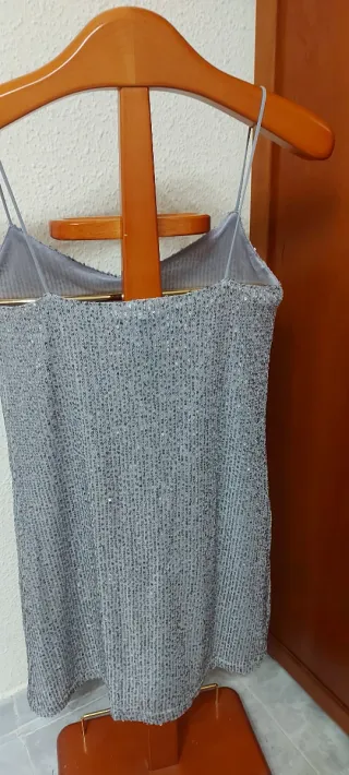 Vestido de fiesta plateado con lentejuelas
