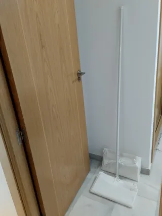 Barra metalica y 2 cortinas de baño blancas