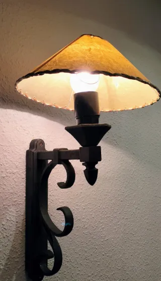 Aplique de forja con pantalla de piel