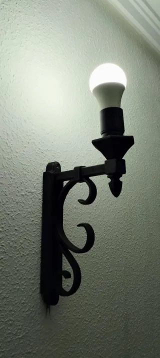 Aplique de forja con pantalla de piel