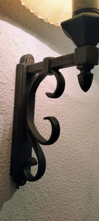 Aplique de forja con pantalla de piel