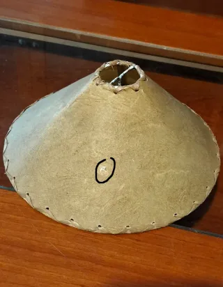 Aplique de forja con pantalla de piel