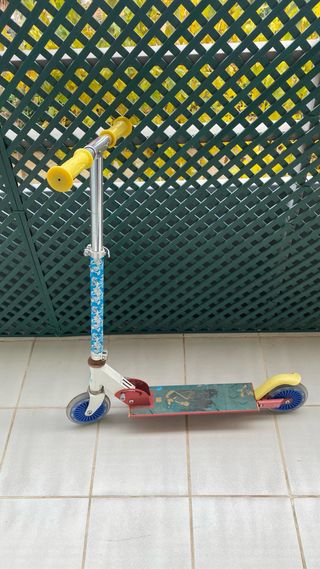 Patinete infantil con ruedas y manillar