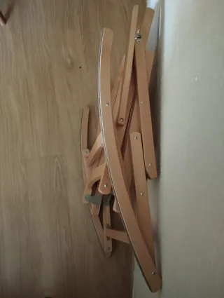 Mecedora de madera y ratán reclinable