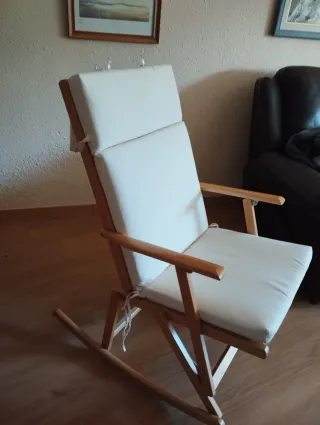 Mecedora de madera y ratán reclinable