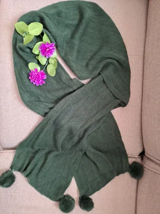 Sciarpa donna verde con pompon