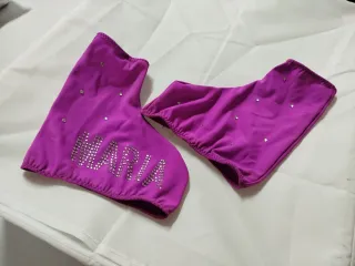 Cubre patines con pedrería, morados