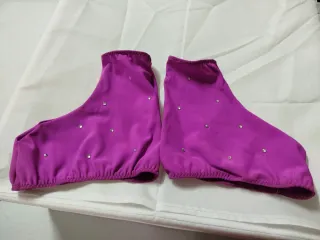 Cubre patines con pedrería, morados