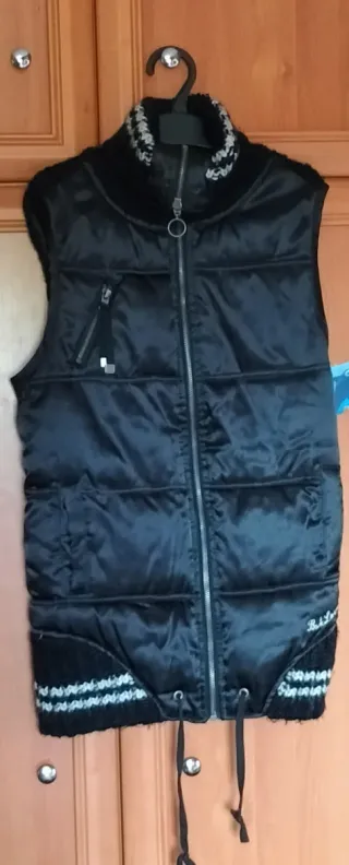 Chaleco negro acolchado con detalles