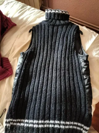 Chaleco negro acolchado con detalles