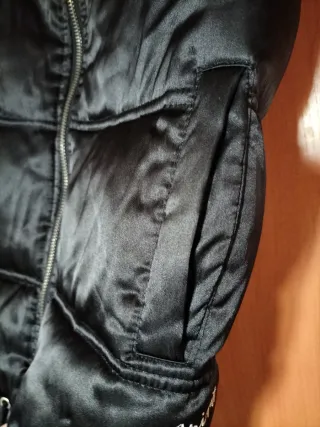 Chaleco negro acolchado con detalles