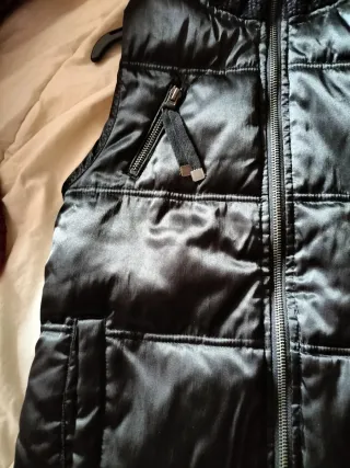 Chaleco negro acolchado con detalles