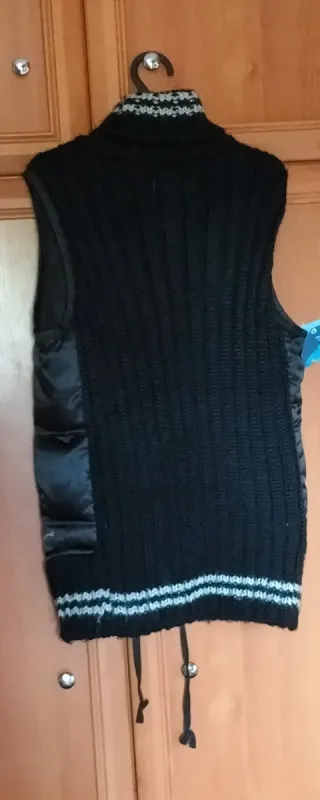 Chaleco negro acolchado con detalles