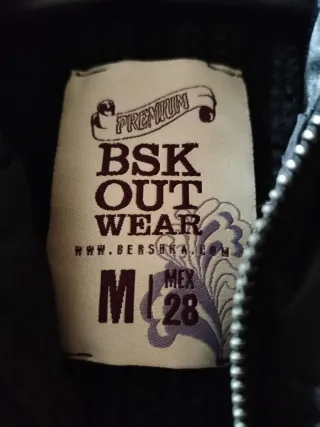 Chaleco negro acolchado con detalles