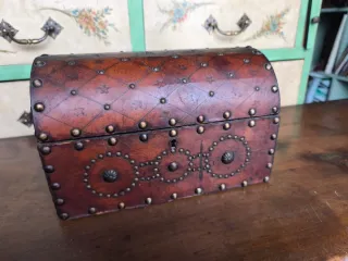 Cofre vintage cuero tachonado