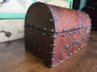 Cofre vintage cuero tachonado