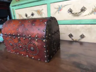 Cofre vintage cuero tachonado