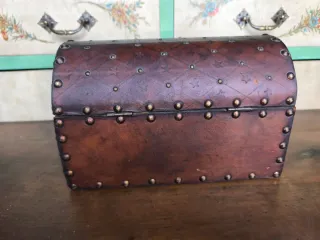 Cofre vintage cuero tachonado
