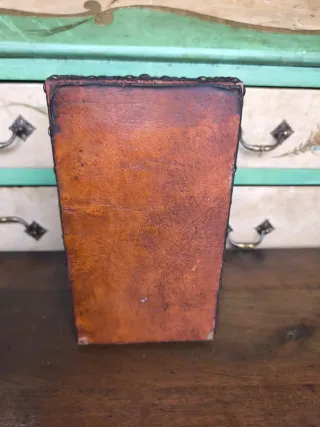 Cofre vintage cuero tachonado