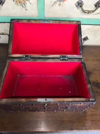 Cofre vintage cuero tachonado