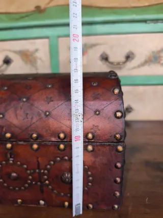 Cofre vintage cuero tachonado