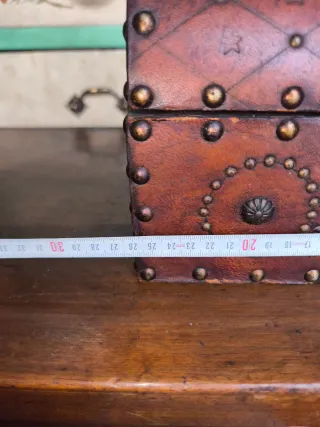 Cofre vintage cuero tachonado