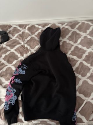 Sudadera Bershka Negra Dragón Rosa. Talla grande