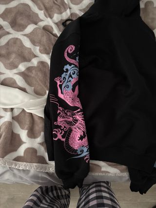 Sudadera Bershka Negra Dragón Rosa. Talla grande