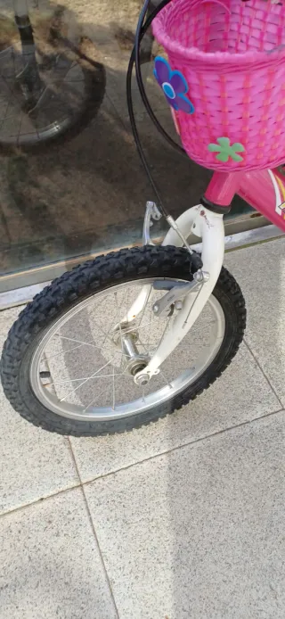 Bicicleta infantil rosa con cesta