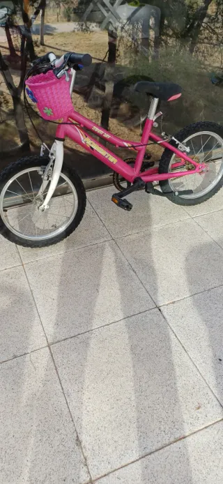 Bicicleta infantil rosa con cesta