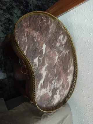 Mesita de noche vintage con bandeja