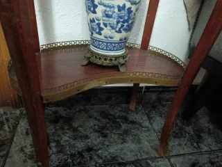 Mesita de noche vintage con bandeja