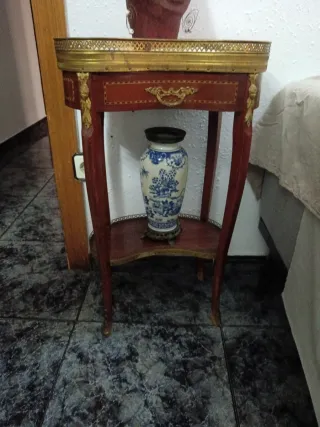 Mesita de noche vintage con bandeja