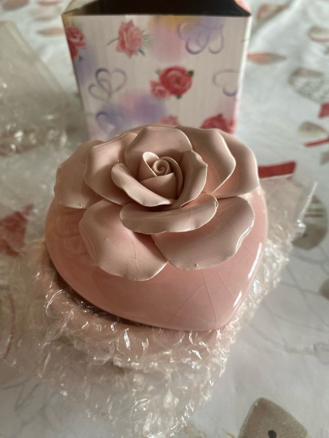 Portagioie a forma di cuore con rosa