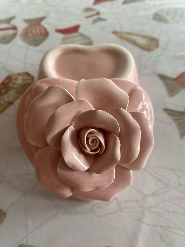 Portagioie a forma di cuore con rosa