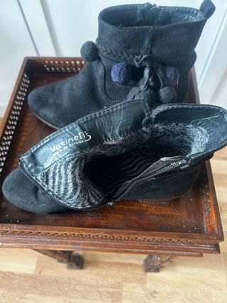 Botines negros con pompones y flecos