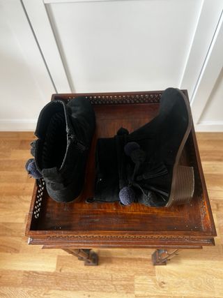Botines negros con pompones y flecos